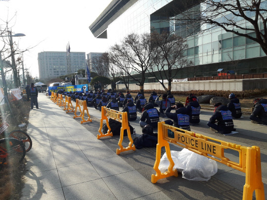 전국금속노동조합 대우조선해양지회 조합원들이 19일 서울 여의도 KDB산업은행 앞에서 상경투쟁을 벌이고 있는 모습. <김양혁 기자>